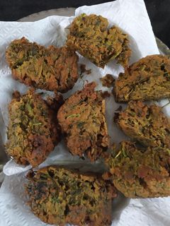 कोथिंबीर वडी (kothimbir wadi recipe in marathi) रेसिपी चे मुख्य फोटो