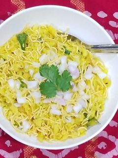 કાંદા પૌંઆ (Kanda Poha Recipe In Gujarati) રેસીપી મુખ્ય ફોટો