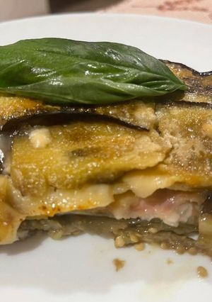 Foto di Parmigiana di Melanzane con Provola Dolce, Prosciutto Cotto e Parmigiano Grattugiato al Forno