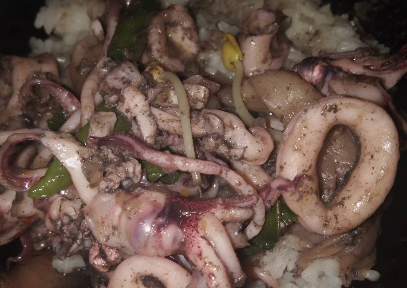 Cumi-cumi dengan tinta hitam