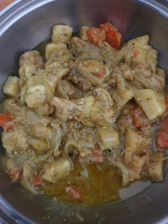 Una foto de Jamoncito de pollo con verduras y salsa de cúrcuma