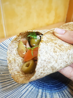 Una foto de Wrap de lacón, cherry y queso de cabra