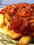 Salchichas con patatas fritas, tomate y queso