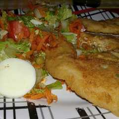 Una foto de Filet de Merluza con ensalada