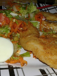 Una foto de Filet de Merluza con ensalada