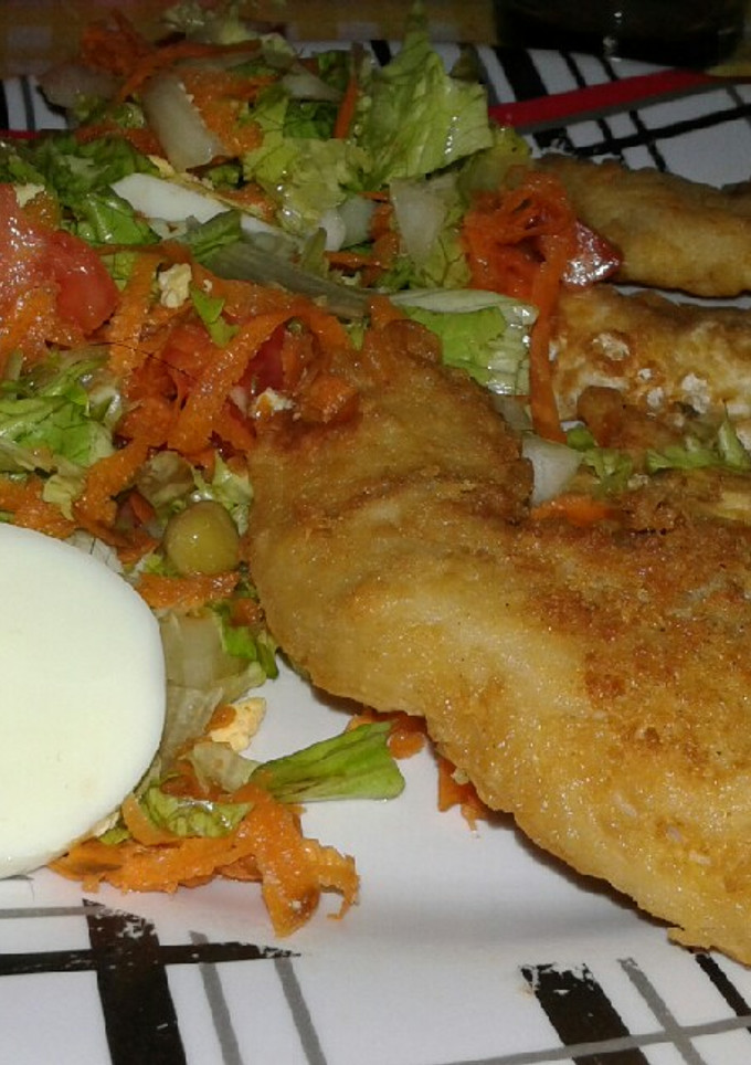 Una foto de Filet de Merluza con ensalada