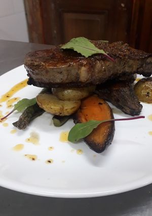 Una foto de Ojo de bife con guarnición