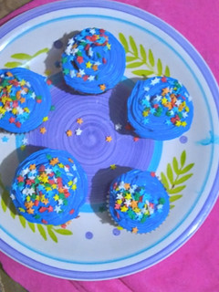 Una foto de Cupcakes de chocolate y manjar 😋😋😋😋