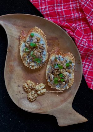 A picture of Creamy Walnuts & Mushrooms on Toast.