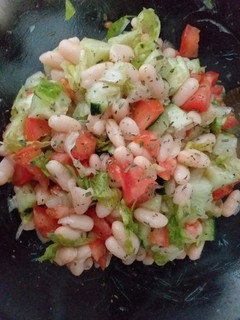 Una foto de Ensalada de alubias con lechuga y estragón