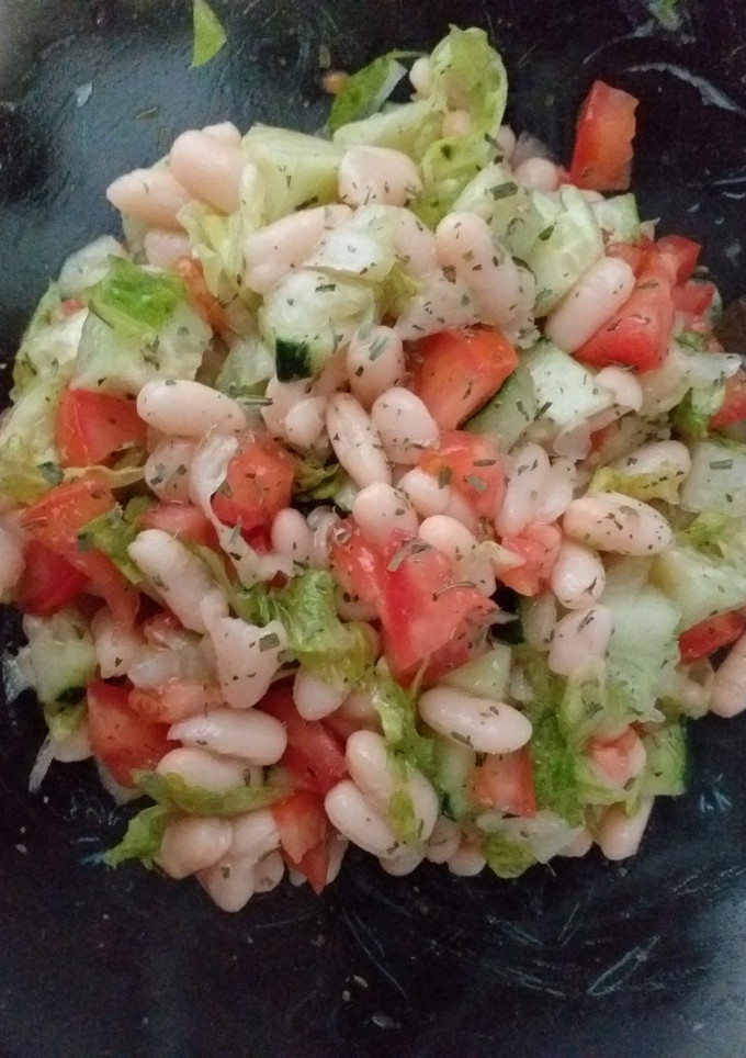 Una foto de Ensalada de alubias con lechuga y estragón