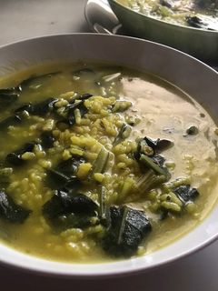 Una foto de Arroz con acelgas silvestres y carne