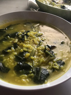 Una foto de Arroz con acelgas silvestres y carne