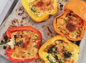 Hình của món Stuffed Bell Peppers (keto) - Ớt chuông nhồi rau củ với phô mai.