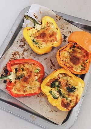 Hình của món Stuffed Bell Peppers (keto) - Ớt chuông nhồi rau củ với phô mai.