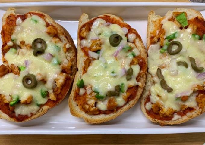 Recipe of Homemade Cheesy pizza bite🧀🥖🍕