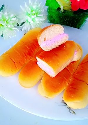 A picture of Cream buns bakery style.