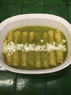 Una foto de Enchiladas verdes con poblano