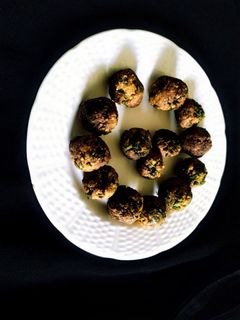 મેથીના મુઠીયા (Methi Muthiya Recipe In Gujarati) રેસીપી મુખ્ય ફોટો