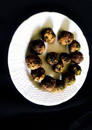 મેથીના મુઠીયા (Methi Muthiya Recipe In Gujarati) રેસીપી મુખ્ય ફોટો