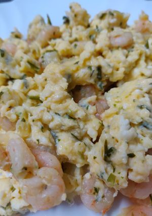 Una foto de Revuelto de gambas y huevo