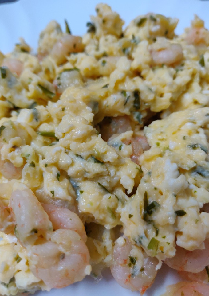 Una foto de Revuelto de gambas y huevo