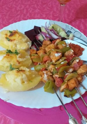 صورة لوصفة بطاطا بالجبن 🥔وأسياخ دجاج مشوية 🍗🍗🍗🍗🍗😋