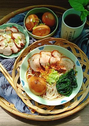 Hình của món Mì thịt heo hầm trứng ngâm (Món Nhật).