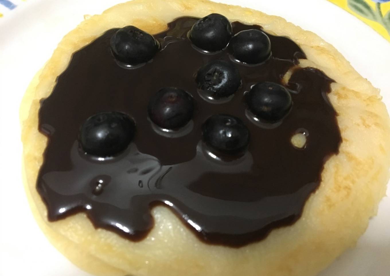 Tortitas con sirope de chocolate y arándanos