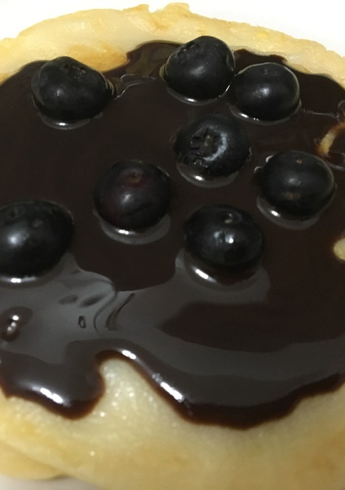 Una foto de Tortitas con sirope de chocolate y arándanos