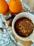 Mug cake de chocolate y naranja en microondas