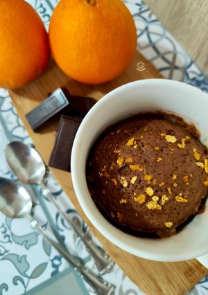 Una foto de Mug cake de chocolate y naranja en microondas