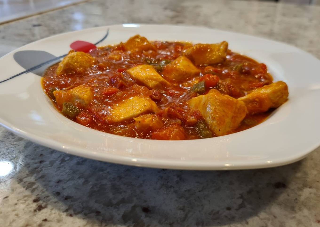 Dados de pollo al chilindrón