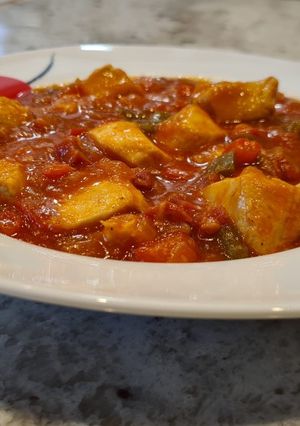 Una foto de Dados de pollo al chilindrón