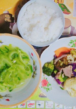 Hình của món Thịt xào súp lơ & Canh khổ qua.