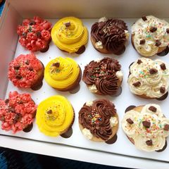 A picture of Vanilla Cupcakes.