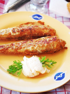 Una foto de Melva frita con ajomayonesa