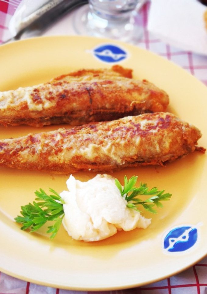Una foto de Melva frita con ajomayonesa