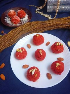 ગાજર ના લાડુ (Gajar Ladoo Recipe In Gujarati) રેસીપી મુખ્ય ફોટો