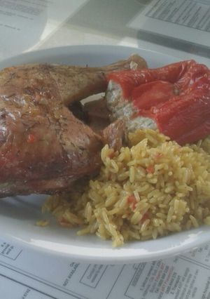 Una foto de Pata y muslo morrón relleno y arroz amarillo