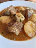 Guiso de costillas y patatas con picada de avellanas