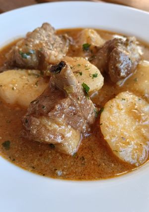 Una foto de Guiso de costillas y patatas con picada de avellanas
