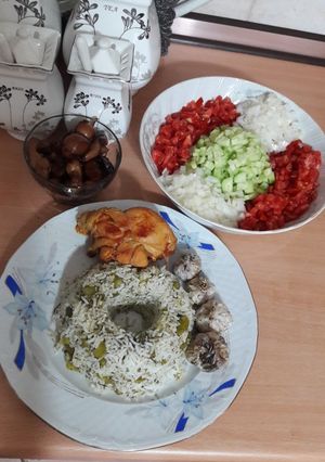 عکسی از دستور باقالی پلو با مرغ و سالاد شیرازی و سیر ترشی