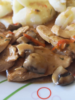 Una foto de 🍗Pollo a la coca-cola con champis🍄