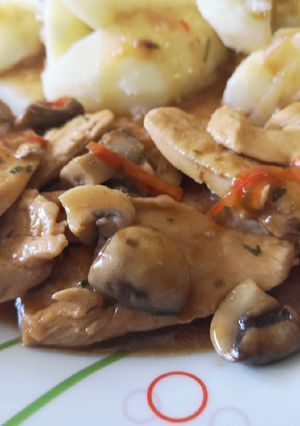 Una foto de 🍗Pollo a la coca-cola con champis🍄
