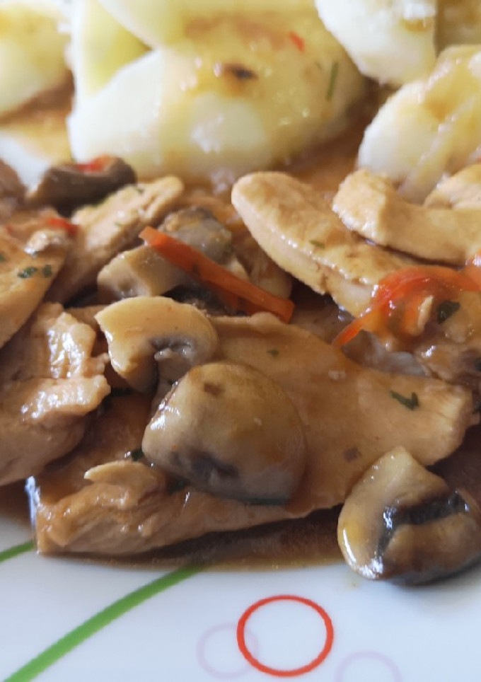 Una foto de 🍗Pollo a la coca-cola con champis🍄