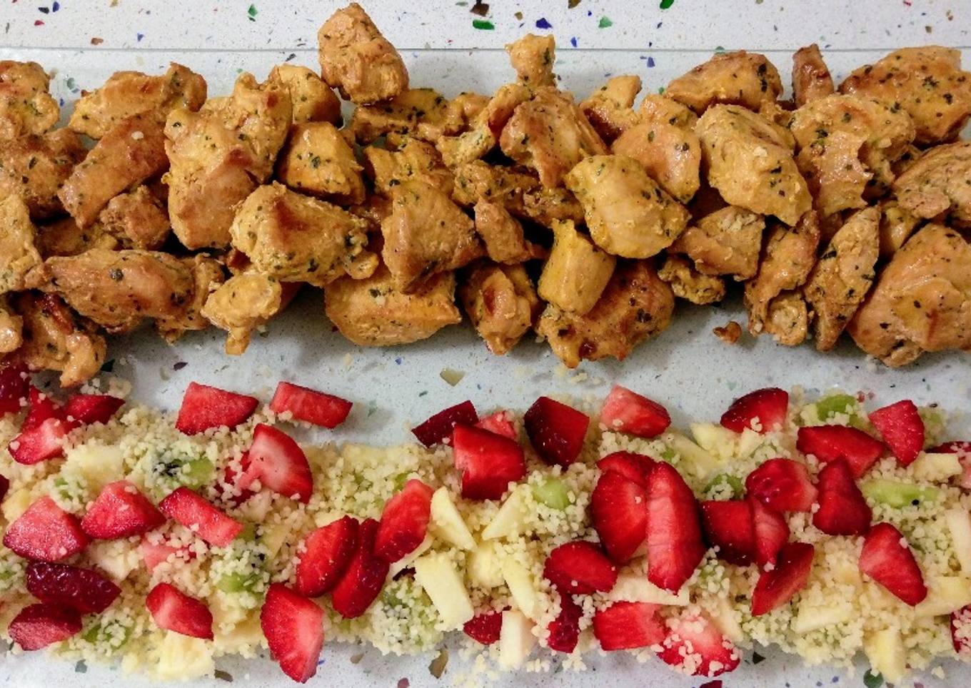 Pinchitos de pollo y tabulé con frutas