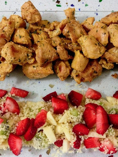 Una foto de Pinchitos de pollo y tabulé con frutas