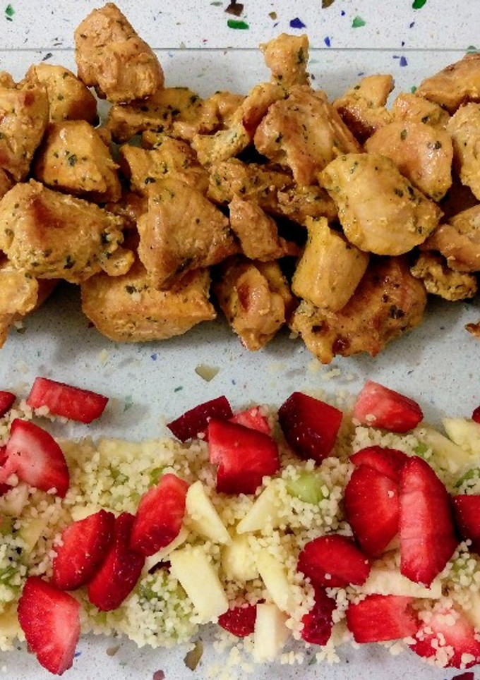 Una foto de Pinchitos de pollo y tabulé con frutas
