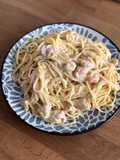 Espaguetis con salsa de puerros y gambas